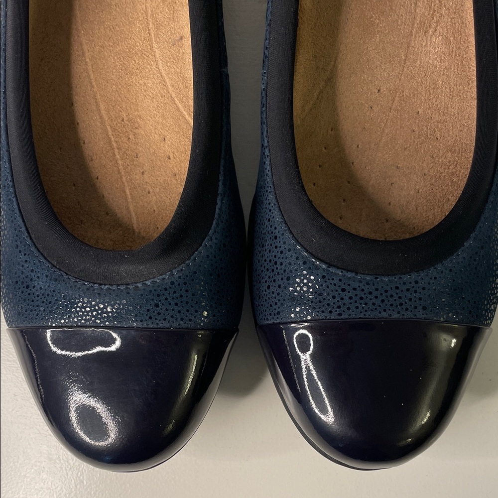 Clarks Women's Navy Patent Toe Ballet Flats - Picture 5 of 7
